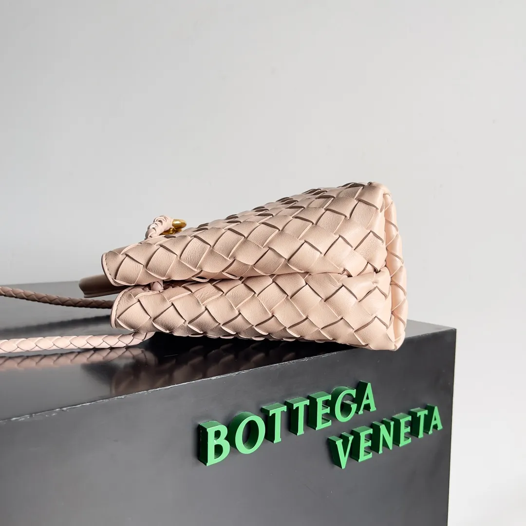 The 2023 new Andiamo batch of 1860 BV has been shipped‼ ️Really popular🔥The new Andiamo woven handbag launched by Bottega Veneta this season is really popular all over the world! ! Celebrities at home and abroad have worn it, and Oscar-winning actress Michelle Yeoh has taken it out on the street. Song Jia, Trai Yara, Yu Feihong, Sanji Ayaka, Rosie Hunting-Whiteley, Yoshioka Riho, etc. have all picked up this bag. It is classic and versatile, showing off its temperament, and the bag capacity is also large, which is very convenient for daily commuting! ! A variety of carrying methods, the shoulder straps can be adjusted by yourself, the original lambskin feels soft and delicate, and the neutral style is made to break gender boundaries and bring a more practical and longer-lasting use experience. Andiamo, which has both elegant and casual styles, perfectly interprets the true appearance of "fashionable old money style". Style number: 743568 Size: 25*22*10.5cm